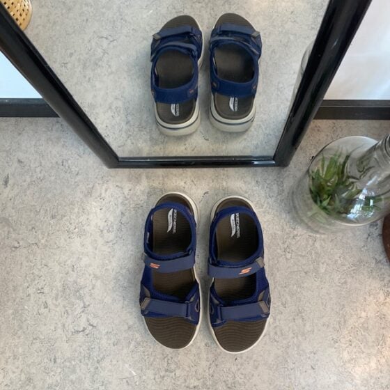 Marineblå Skechers herresandal med fotbuestøtte