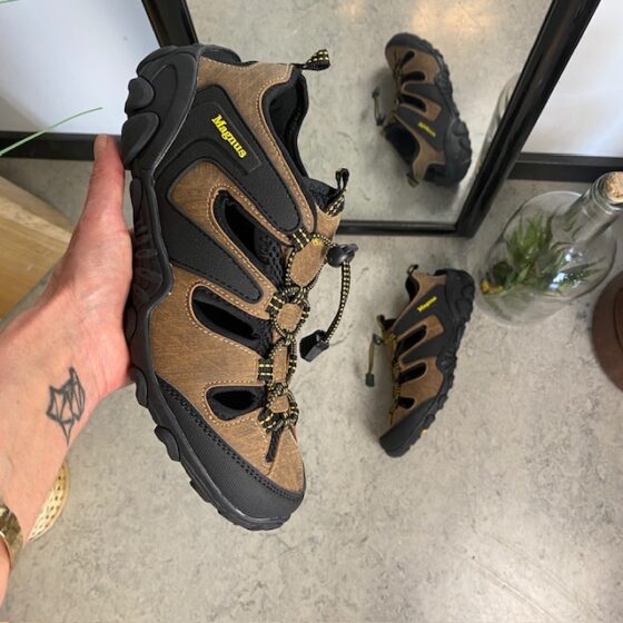 Utendørs sandal til menn i brun