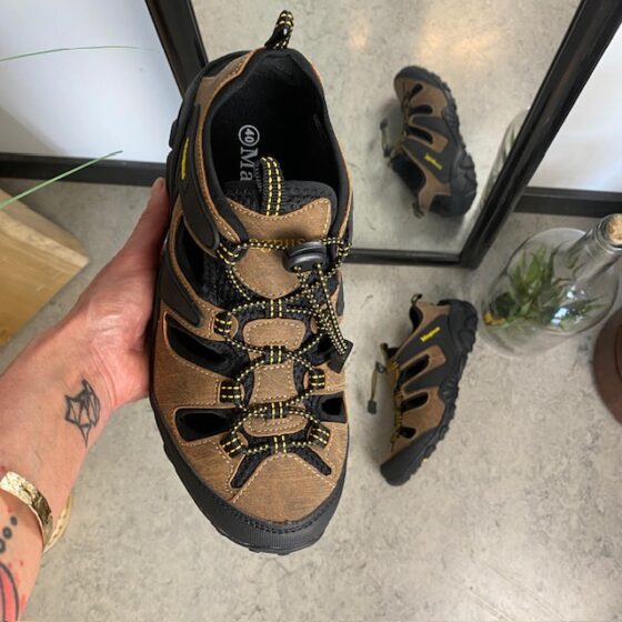Utendørs sandal til menn i brun