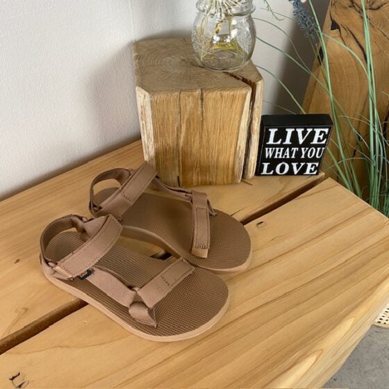 Teva sandal i enkelt design med fotbuestøtte