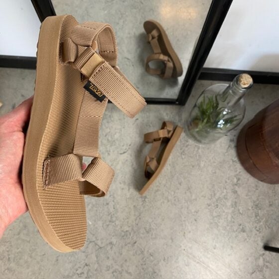 Teva sandal i enkelt design med fotbuestøtte