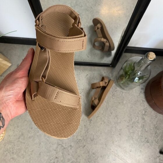 Teva sandal i enkelt design med fotbuestøtte