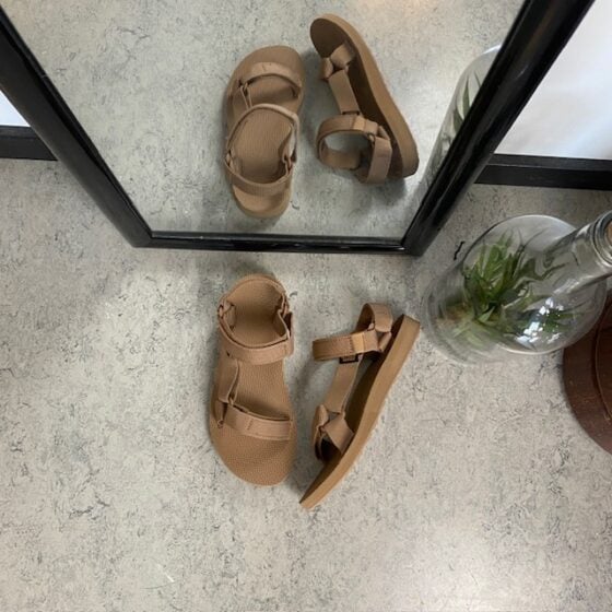 Teva sandal i enkelt design med fotbuestøtte
