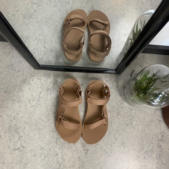 Teva sandal i enkelt design med fotbuestøtte