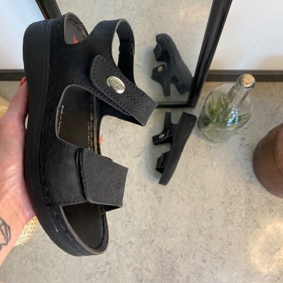 Marineblå Tirra sandal fra Teva med svangstøtte og komfort