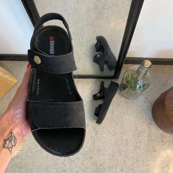 Marineblå Tirra sandal fra Teva med svangstøtte og komfort