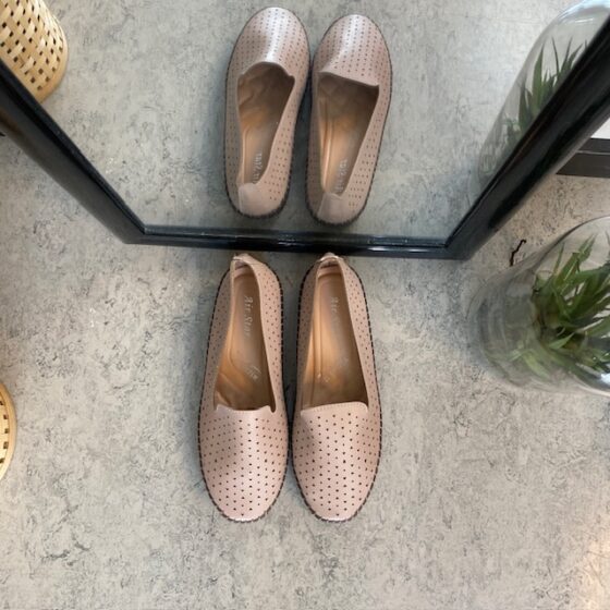 Beige ballerinasko med fint, perforert mønster