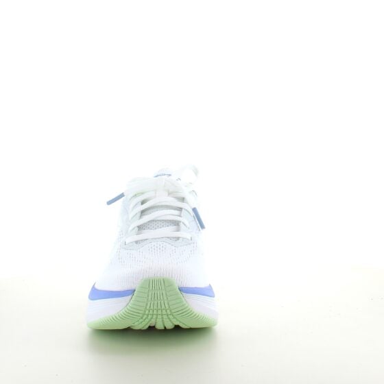 Hvite Skechers GoRun sko med flotte detaljer