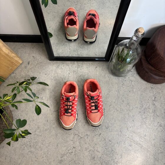 Fleksible lakserosa sneakers med elastiske skolisser.