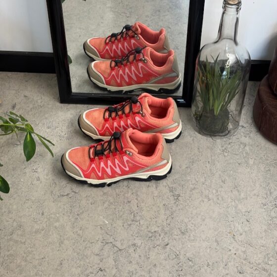 Fleksible lakserosa sneakers med elastiske skolisser.