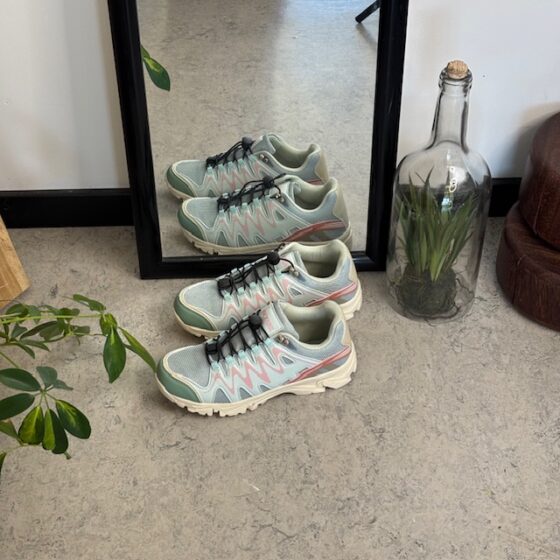 Fleksible blå joggesko med elastiske skolisser.