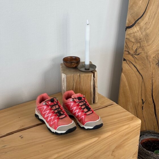 Fleksible lakserosa sneakers med elastiske skolisser.