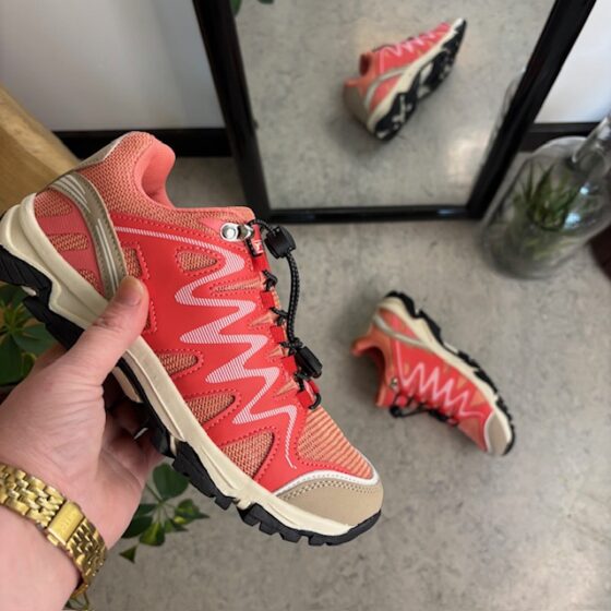 Fleksible lakserosa sneakers med elastiske skolisser.