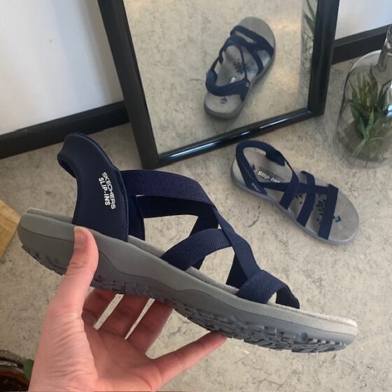 Marineblå Skechers Slip-Ins sandal med elastiske remmer