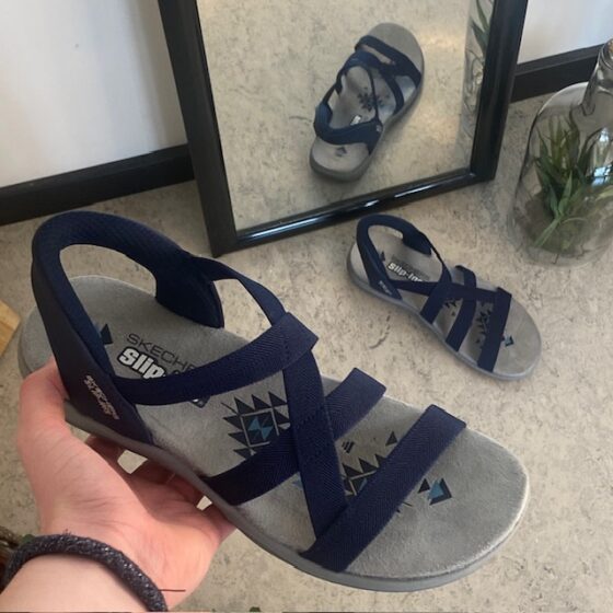 Marineblå Skechers Slip-Ins sandal med elastiske remmer