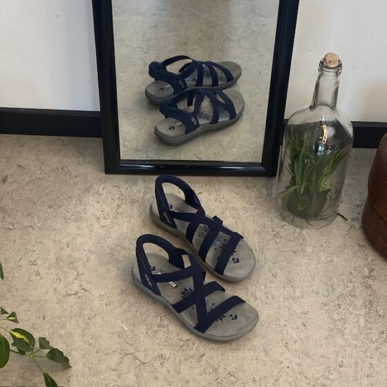 Marineblå Skechers Slip-Ins sandal med elastiske remmer