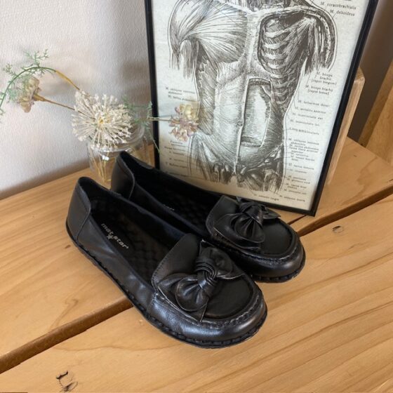 Elegant ballerina i svart skinn