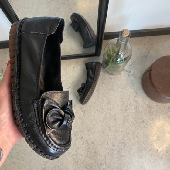 Elegant ballerina i svart skinn