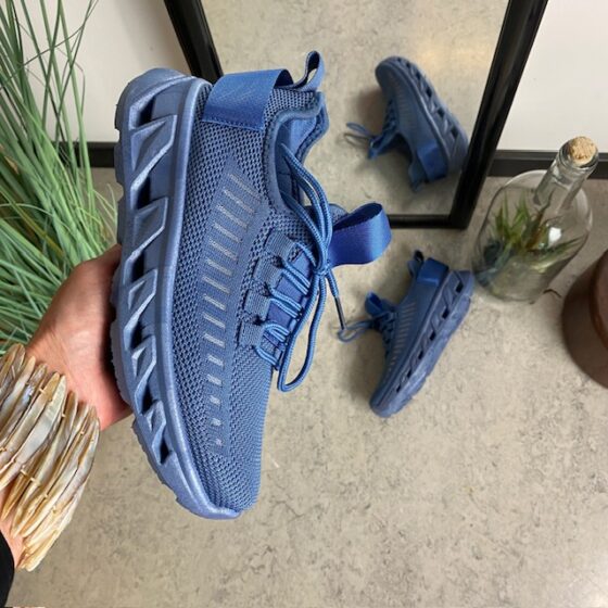 Blå slip-on sko med strikket overdel