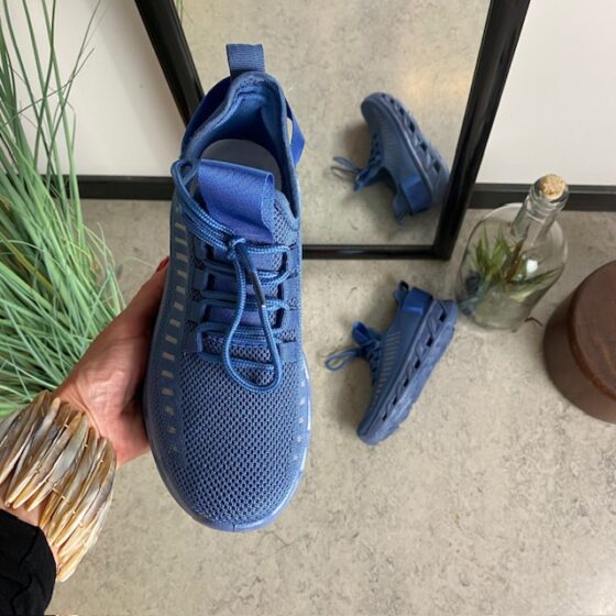 Blå slip-on sko med strikket overdel