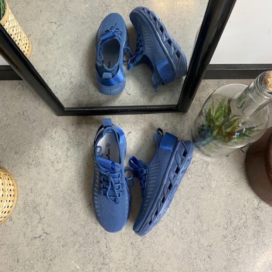 Blå slip-on sko med strikket overdel