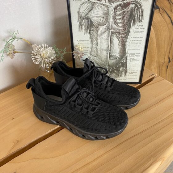 Svart slip-on sko med strikket overdel