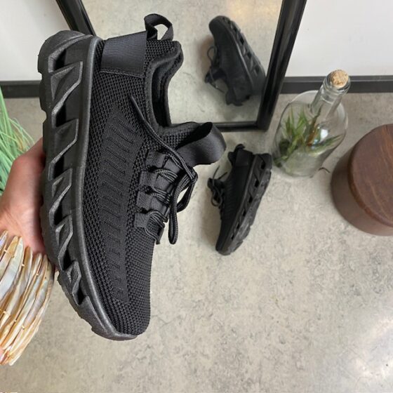 Svart slip-on sko med strikket overdel
