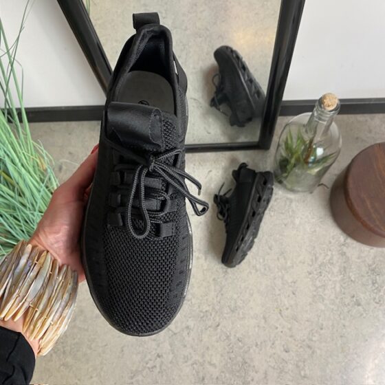 Svart slip-on sko med strikket overdel