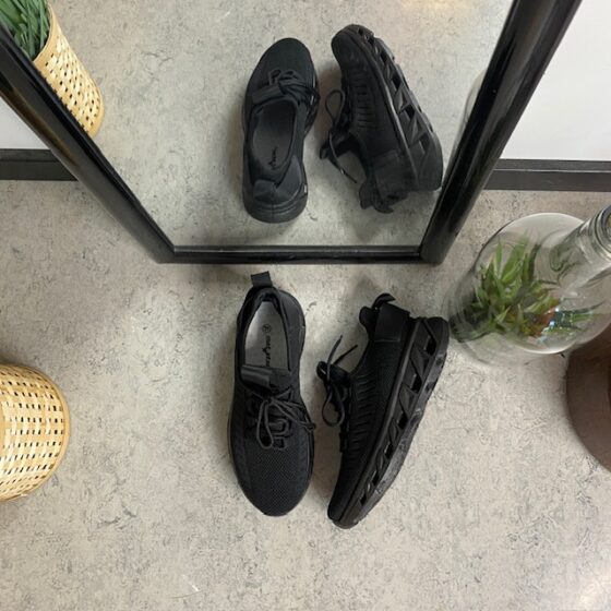 Svart slip-on sko med strikket overdel