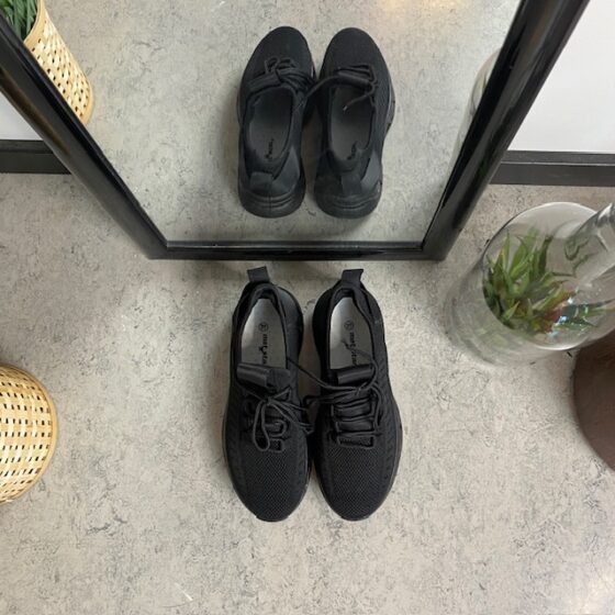 Svart slip-on sko med strikket overdel
