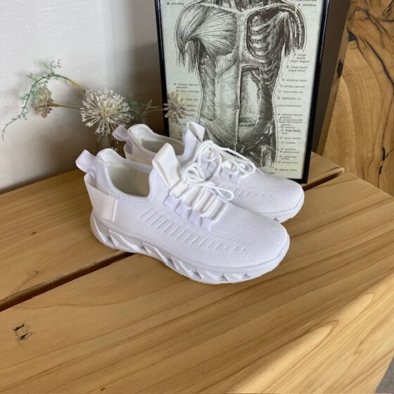 Hvite slip-on sko med strikket overdel