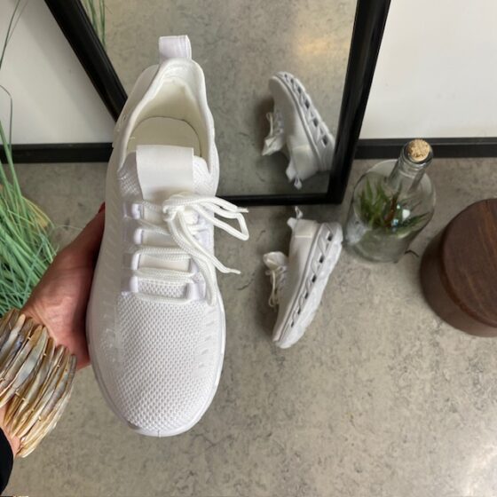 Hvite slip-on sko med strikket overdel