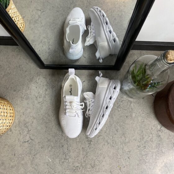Hvite slip-on sko med strikket overdel