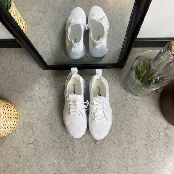 Hvite slip-on sko med strikket overdel