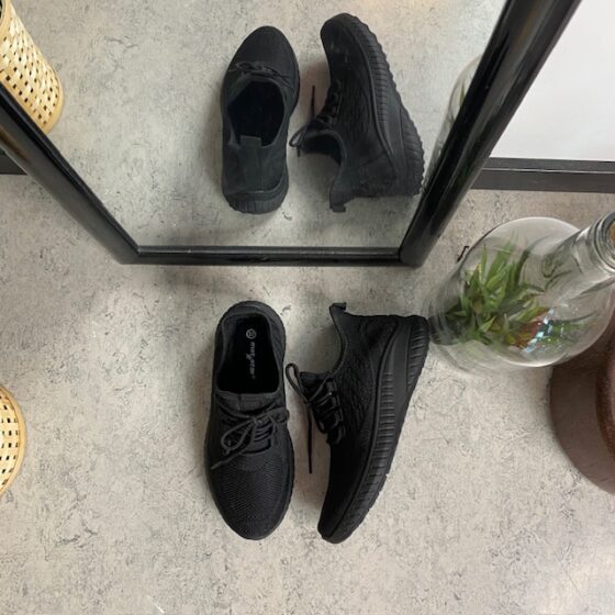Lettvekts svart slip-on sko