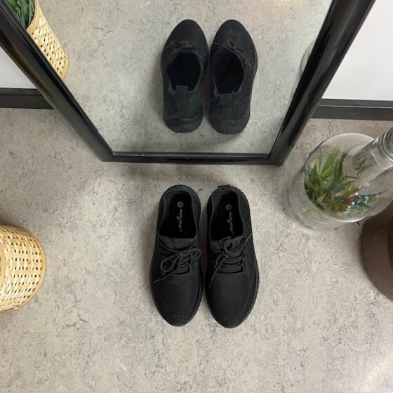 Lettvekts svart slip-on sko