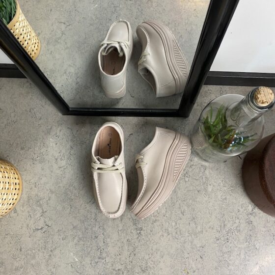 Beige skinnsko med rullesåle og buestøtte