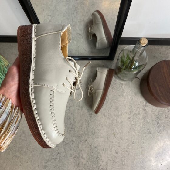 Beige snøresko i lær med god støtdemping.