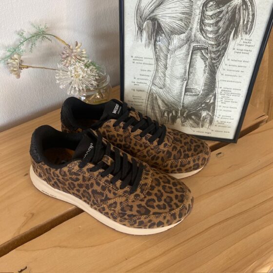 Woden semsket skinnsko med leopardmønster