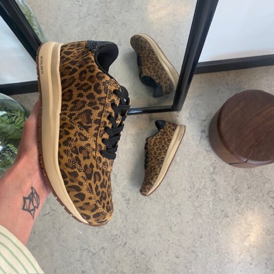 Woden semsket skinnsko med leopardmønster