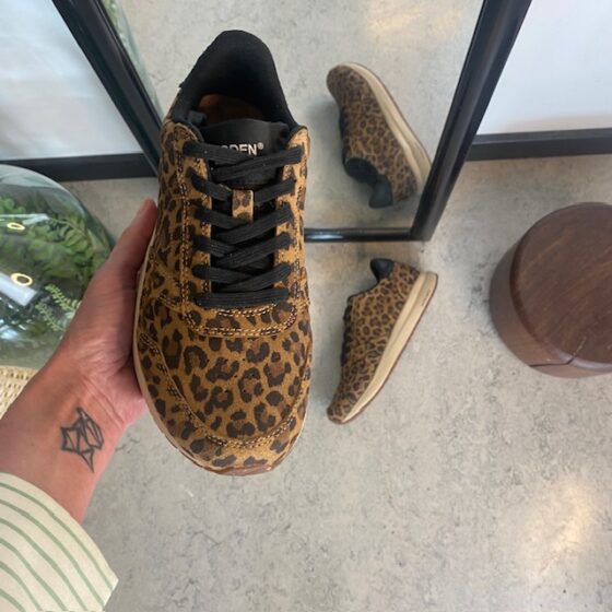 Woden semsket skinnsko med leopardmønster