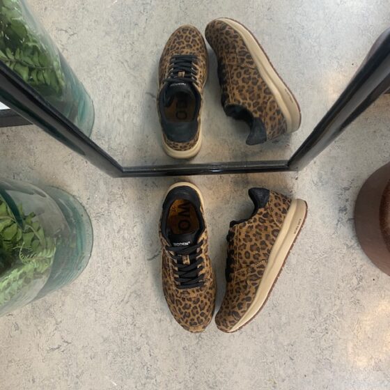 Woden semsket skinnsko med leopardmønster