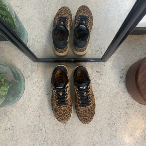 Woden semsket skinnsko med leopardmønster