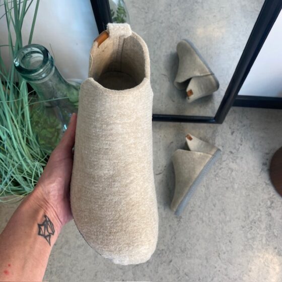 Beige filtede tøfler med høyt skaft