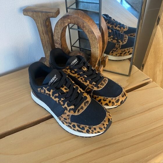Smarte Woden-sneakers i sort miks med leopardmønster.