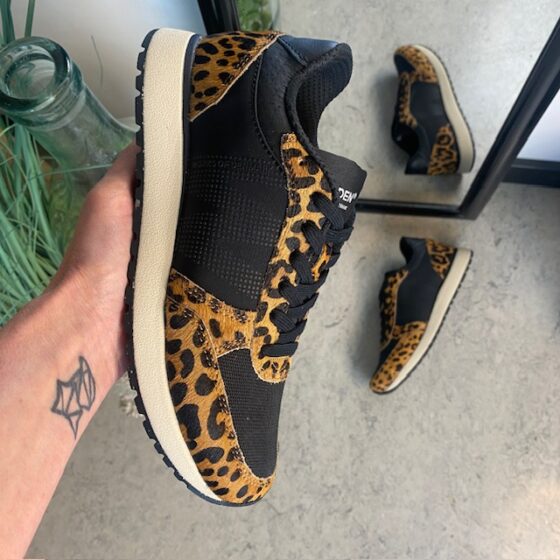 Smarte Woden-sneakers i sort miks med leopardmønster.