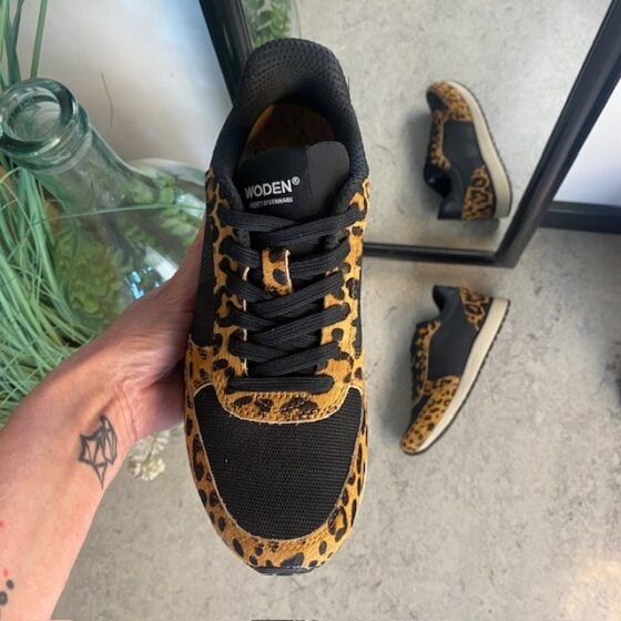 Smarte Woden-sneakers i sort miks med leopardmønster.