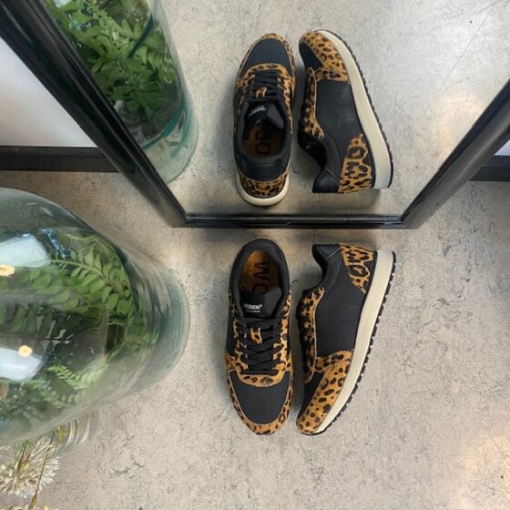 Smarte Woden-sneakers i sort miks med leopardmønster.