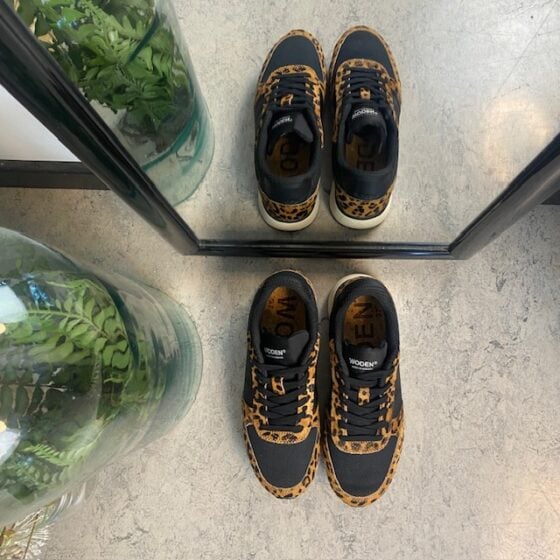 Smarte Woden-sneakers i sort miks med leopardmønster.