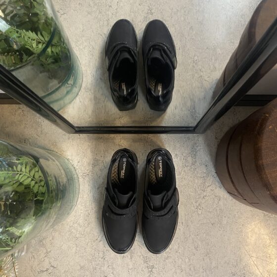 Elegant sko med borrelås og flotte detaljer